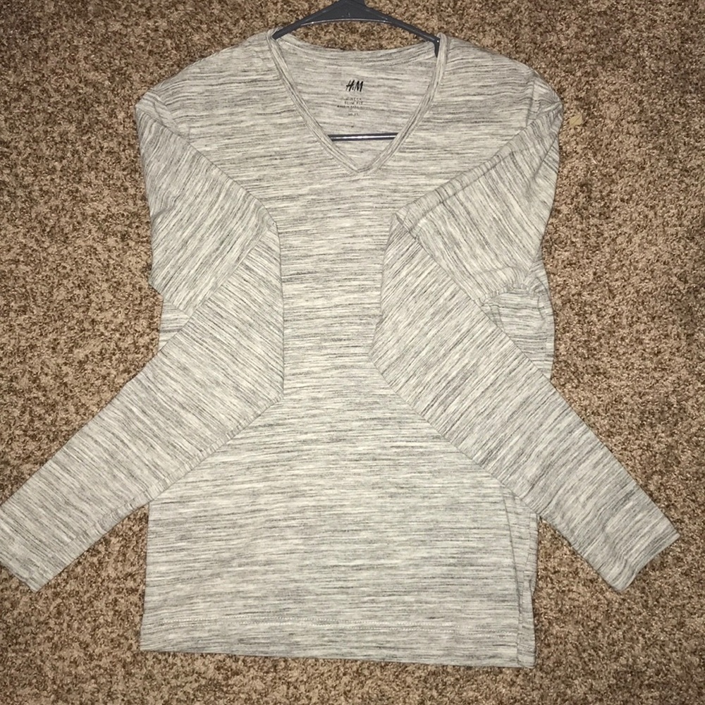 V-neck long sleeve t-shirt